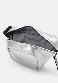 Rains BUM BAG MICRO UNISEX - Diržinis krepšelis - mirror