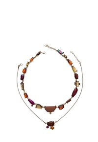 Collana multi-strato con gemme a forma ovale e a goccia in tonalità di viola, ambra e marrone, impreziosita da dettagli metallici.