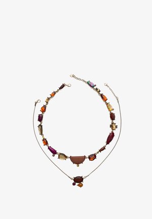 Collier multi-brins présentant des pierres précieuses en forme d'oval et de goutte d'eau dans des teintes de violet, d'ambre et de brun, rehaussé d'accents métalliques.