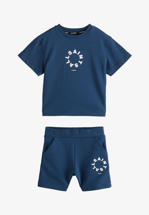 Marineblåt sæt med kortærmet T-shirt og shorts med hvidt cirkulært "ALLSAINTS LONDON" tekstlogo på begge dele.