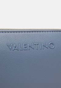 Valentino Bags MANHATTAN  - Schoudertas - polvere