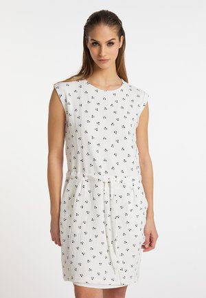 Kortærmet, hvid kjole med sort blomsterprint, der har et bælte i taljen og struktureret stof. Enkel, løs pasform design.