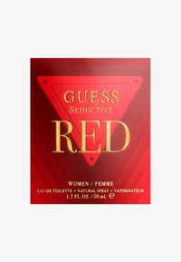 Scatola rettangolare rossa con una finitura lucida, caratterizzata da un logo triangolare dorato con la scritta "GUESS Seductive RED" e dettagli del prodotto in bianco.