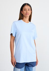 adidas Originals GRAPHIC TEE - Apdrukāts T-krekls - clear sky