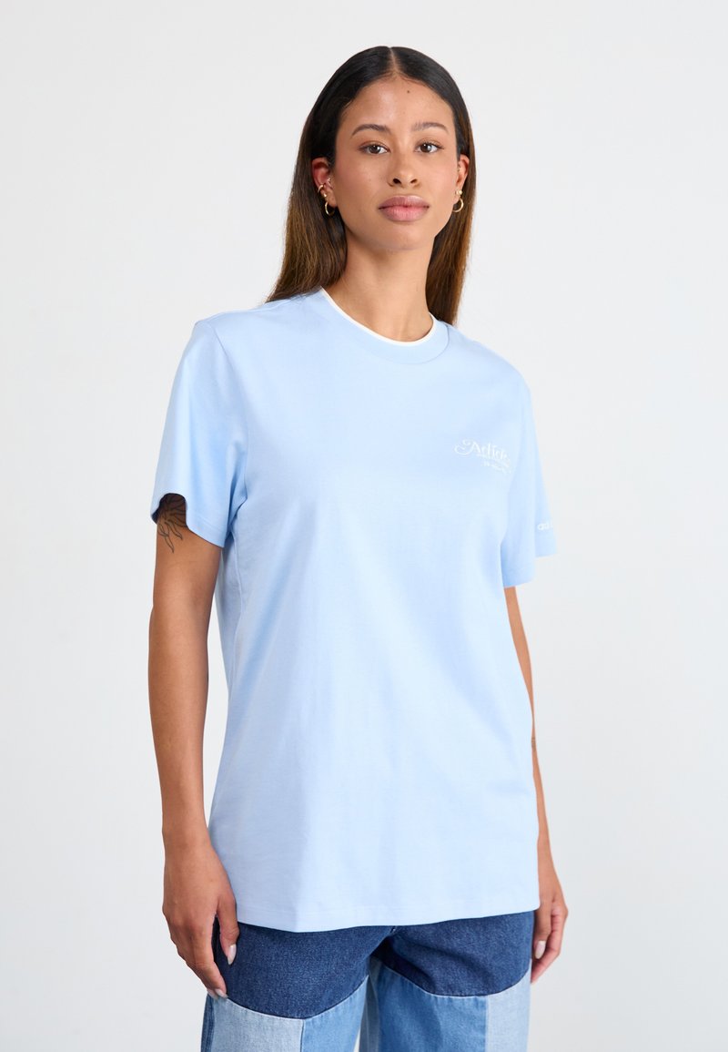 adidas Originals GRAPHIC TEE - Apdrukāts T-krekls - clear sky