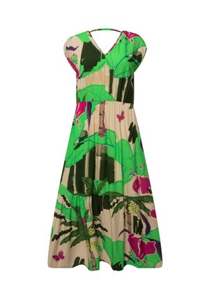 Kolorowa maxi sukienka z dekoltem w serek, krótkimi rękawami i warstwową spódnicą, z wyraźnym wzorem liści i kwiatów w zieleni, różu i beżu.