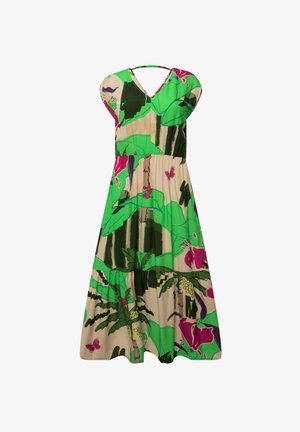 Kolorowa maxi sukienka z dekoltem w serek, krótkimi rękawami i warstwową spódnicą, z wyraźnym wzorem liści i kwiatów w zieleni, różu i beżu.