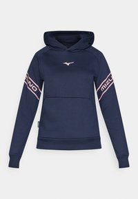Námornícky modrá mikina s kapucňou a prednou kapsou, s ružovým logom Mizuno na rukáve a hrudi, vyrobená z mäkkého a elastického materiálu.