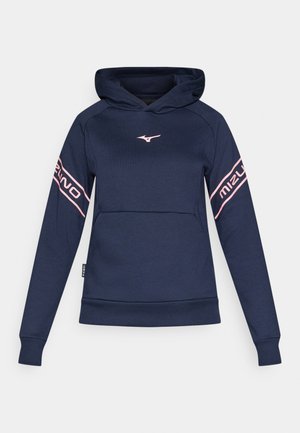 Tmavě modrá mikina s kapucí a přední kapsou, zdobená růžovým logem Mizuno na rukávu a hrudi, vyrobena z měkké a elastické tkaniny.
