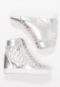 Guess Sneakersy wysokie