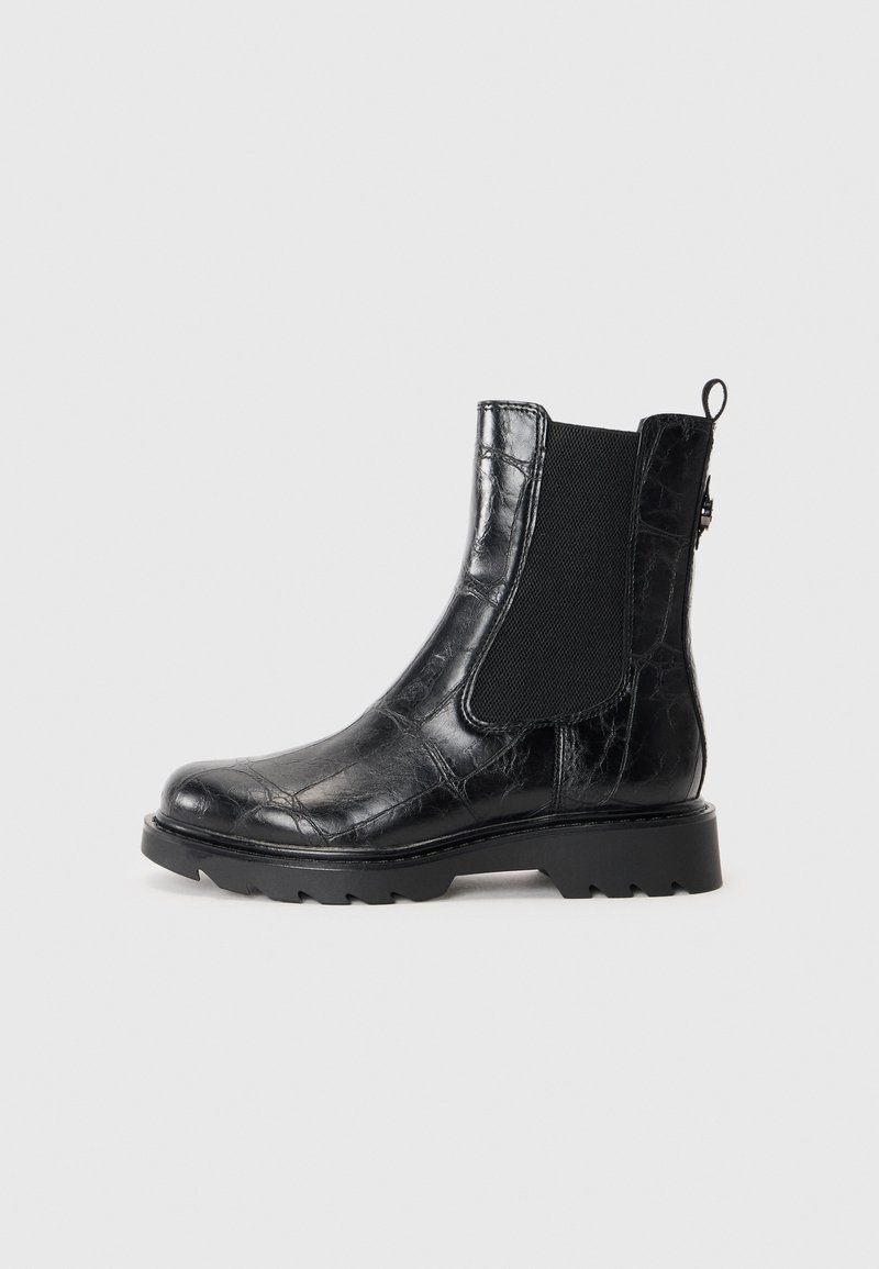Bottines noires avec une finition en cuir texturé, des panneaux élastiques sur les côtés et une semelle en caoutchouc épaisse. Comprend une languette à l'arrière.