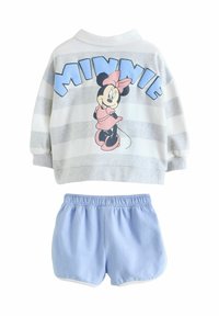 Bawełniany strój dla małych dzieci zawierający szary sweterek w paski z nadrukiem Minnie Mouse oraz niebieskie spodenki z elastycznym pasem i białym wykończeniem.