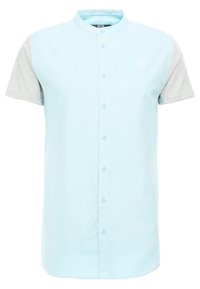 Kortärmad skjorta med ljusblå kropp och grå ärmar i tyg, med knäppning fram och en liten broderad logotyp.