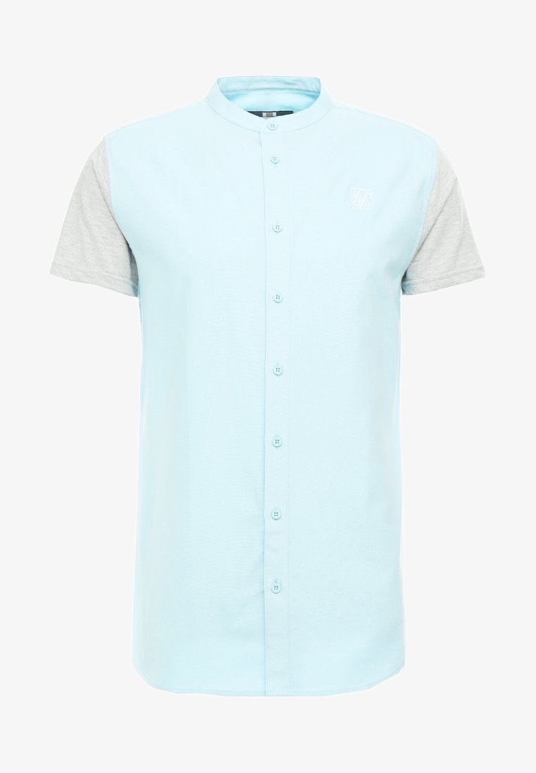Kortärmad skjorta med ljusblå kropp och grå ärmar i tyg, med knäppning fram och en liten broderad logotyp.