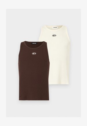 Due top smanicati a coste, uno marrone scuro e uno panna, ciascuno con un piccolo logo ovale vicino allo scollo e l'etichetta "YOURTURN" all'interno.