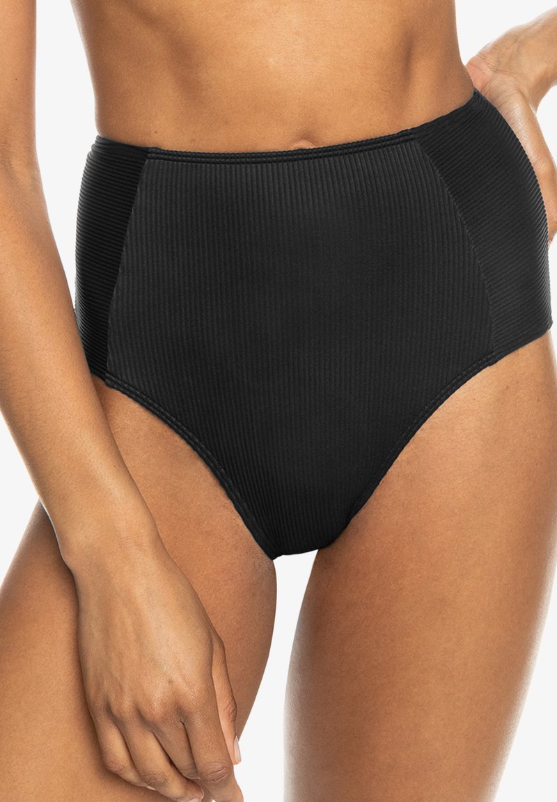 Vysoké čierne bikiny s ribbed látkou, s hladkým pásom a postrannými panelmi pre dodatočnú štruktúru.