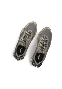 Groene en grijze sportieve schoenen met textuuraccenten, reflecterende veters en een zwart logo op de binnenzool. Voorzien van een dikke rubberen zool.