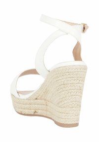 Sandalo wedge in pelle bianca con platform in juta intrecciata. Caratterizzato da una fascia alla caviglia e design con punta aperta, che mette in risalto linee curve e una suola testurizzata.