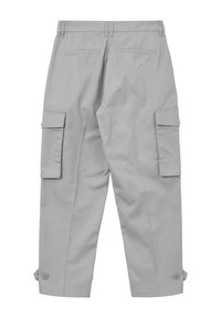 Graue Cargo-Hosen mit zwei Seitentaschen, zwei Gesäßtaschen und Knopfmanschetten. Hergestellt aus einem leichten Stoff mit glatter Textur.