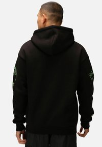 Felpa nera con cucitura posteriore, cappuccio regolabile e maniche lunghe caratterizzate da grafiche verdi su entrambe le braccia. Materiale in misto cotone.