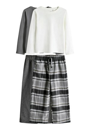 Twee sets met lange-mouw tops en pyjamabroeken; een witte top met grijze broek met een klein ruitpatroon, een grijze top met een grote zwart-grijze geruite broek.