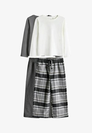 Dwa zestawy bluzek z długim rękawem i spodni piżamowych; jedna biała bluzka z szarymi spodniami w małą kratę, druga szara bluzka z czarno-szarymi spodniami w dużą kratę.