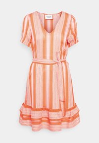 Robe rayée à manches courtes, décolleté en V et ceinture à la taille. Présente des couleurs orange et blanche avec des motifs en chevrons et un ourlet en couches.