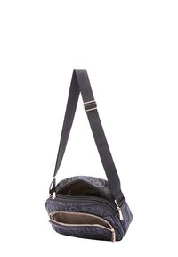 Borsa a spalla in tessuto nero con accessori in oro, scomparti con zip, motivo a logo in rilievo e tracolla regolabile. Forma rettangolare compatta.