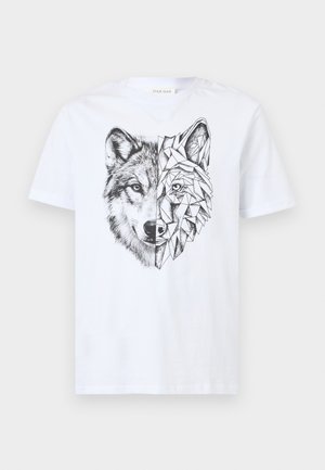 Hvid T-shirt med en sort illustration af en ulves ansigt, der er delt vertikalt; venstre side er realistisk, højre side er geometrisk og abstrakt.