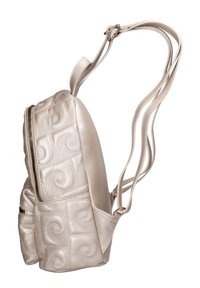 Zaino beige trapuntato con superficie liscia, spirali decorative, doppie cinghie e una tasca con zip sul lato.