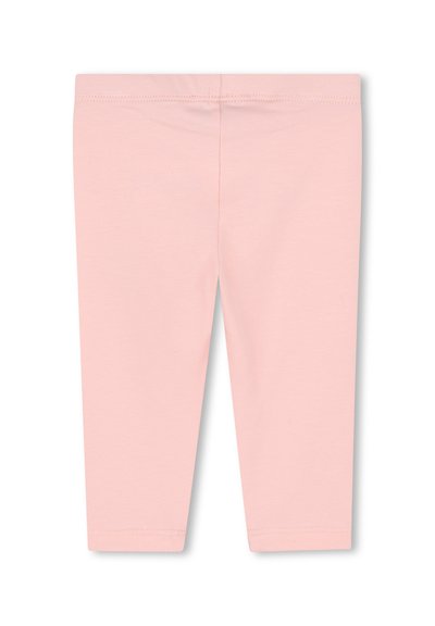 Leggings roses clairs en tissu doux et extensible ; caractéristiques d'une texture lisse, d'une taille élastique et d'une coupe de jambe fuselée.