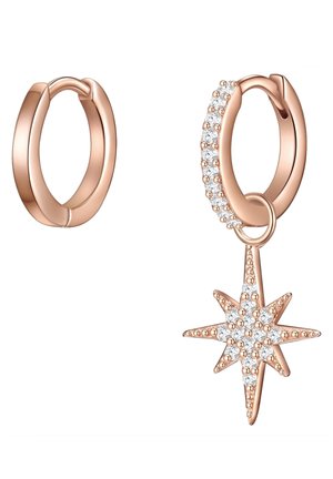 Par de pendientes de aro de oro rosa; uno liso, otro con pequeños cristales y un colgante en forma de estrella incrustado con cristales.