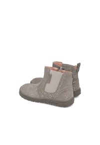 Botas de tobillo de ante gris con un patrón de estrellas, panel lateral elástico y una lengüeta en la parte posterior. Suela de goma para tracción y soporte.