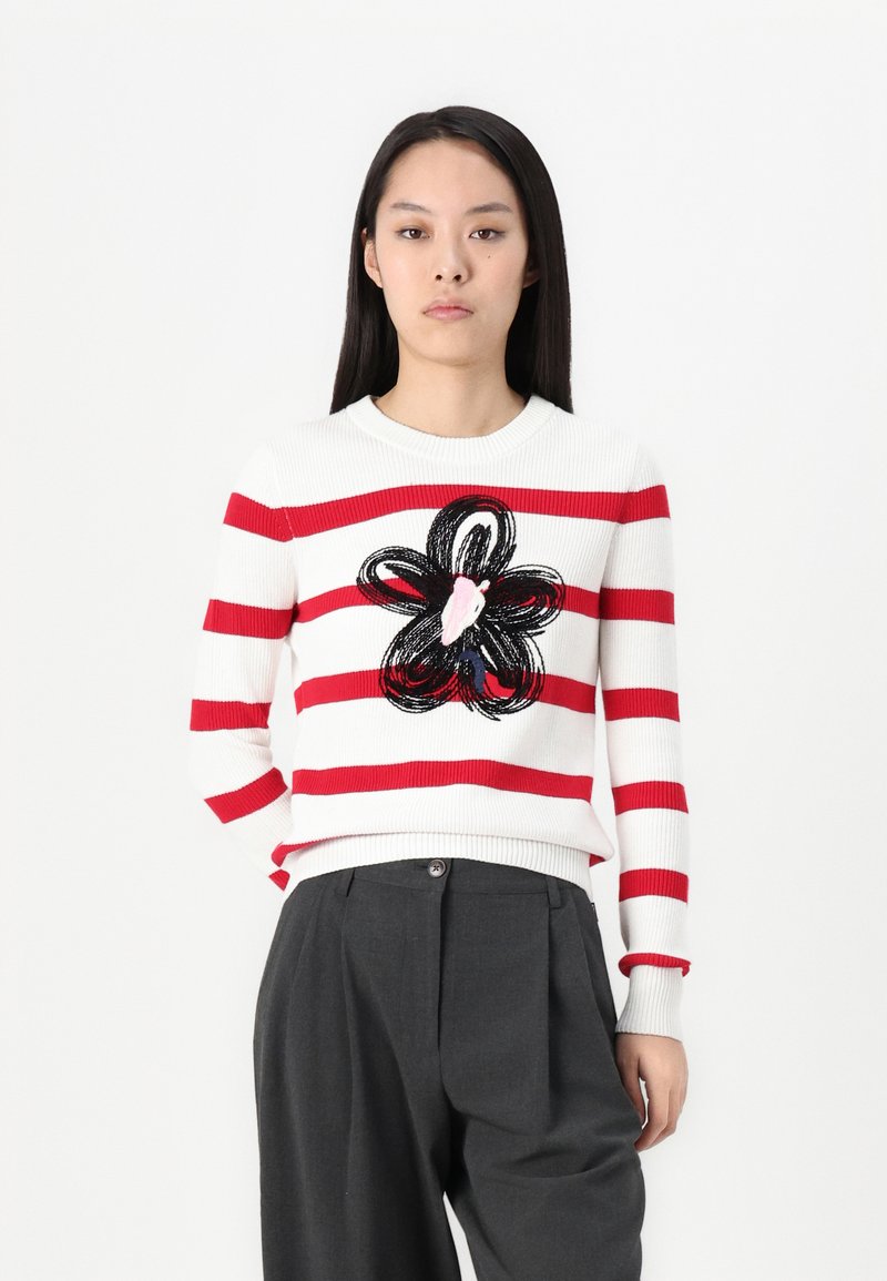Pullover mit roten und weißen horizontalen Streifen, versehen mit einem schwarzen Blumendesign in Pink- und Blautönen. Gerippte Textur und runder Ausschnitt.