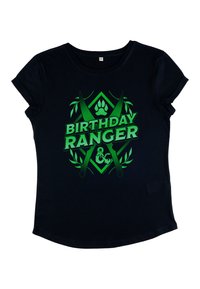 Sort kortærmet T-shirt med et grønt grafisk design med teksten "BIRTHDAY RANGER," krydsede sværd og et poteaftryk i en diamantform.