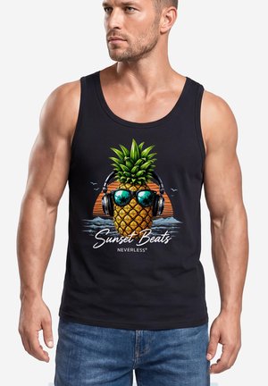 Muskelbepackter Mann trägt ein schwarzes Tanktop mit einer Grafik einer Ananas mit Sonnenbrille und Kopfhörern, mit Text "Sunset Beats Neverless."