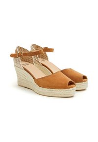 Sandalias de cuña de ante marrón con puntera abierta, correa en el tobillo y suela de yute trenzada. Presenta un panel trasero texturizado para un detalle adicional.