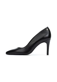 Zapato de tacón alto de cuero negro con punta afilada y textura suave. Presenta un sutil logo dorado en el tacón y un diseño de tacón stiletto delgado.