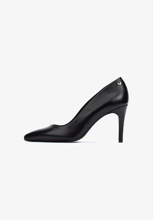 Escarpin noir en cuir avec un talon haut, à bout pointu et texture lisse. Présente un logo doré discret sur le talon et un design fin de stiletto.
