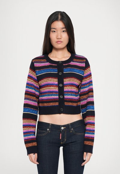 Gilet court rayé noir et multicolore avec fermeture à boutons, présentant diverses textures et un éclat dans le fil.