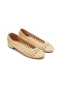 Ballerine beige intrecciate con un motivo a'intaglio, punta arrotondata e tacco basso e piatto. Realizzate in materiale flessibile e intrecciato.