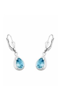 Pendientes en forma de lágrima con piedras preciosas de color azul claro, montadas en metal plateado pulido y con cierres de broche. Textura suave y diseño elegante.