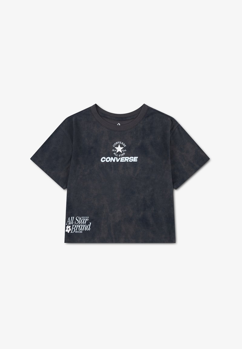 Μαύρο κοντομάνικο T-shirt Converse με λευκό λογότυπο και κείμενο "Converse All Star" στο στήθος και "All Star Brand" κοντά στο κάτω χείλος.
