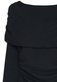 Čierne textúrované šaty s prehnutým výstrihom bez ramienok a zbermi v oblasti pása, vyrobené z ľahkej látky.