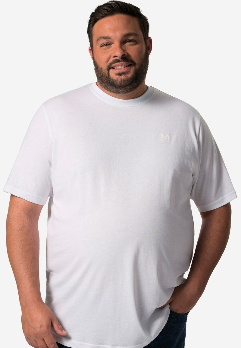 Hvid t-shirt med korte ærmer lavet af bomuld, med rund hals og et diskret logo på brystet. Glat tekstur, afslappet pasform.