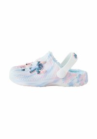 Zueco con un diseño marmoleado en azul y rosa pastel. Presenta un material de goma, una tira trasera blanca y decoraciones de personajes de dibujos animados en la parte frontal.
