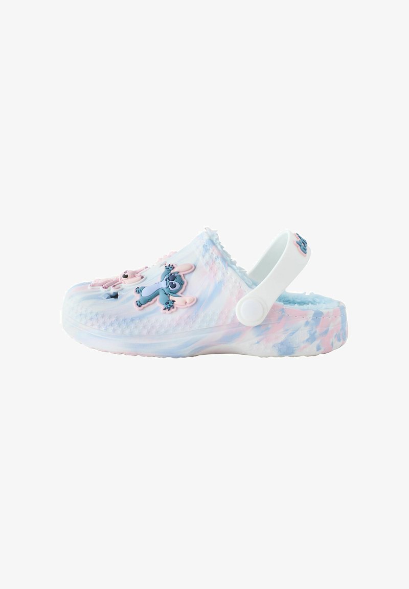 Otroški natikač z drsnikom s pastelno rožnatim in modrim vzorcem tie-dye, obeskami risanih likov in belim nastavljivim trakom na peti.