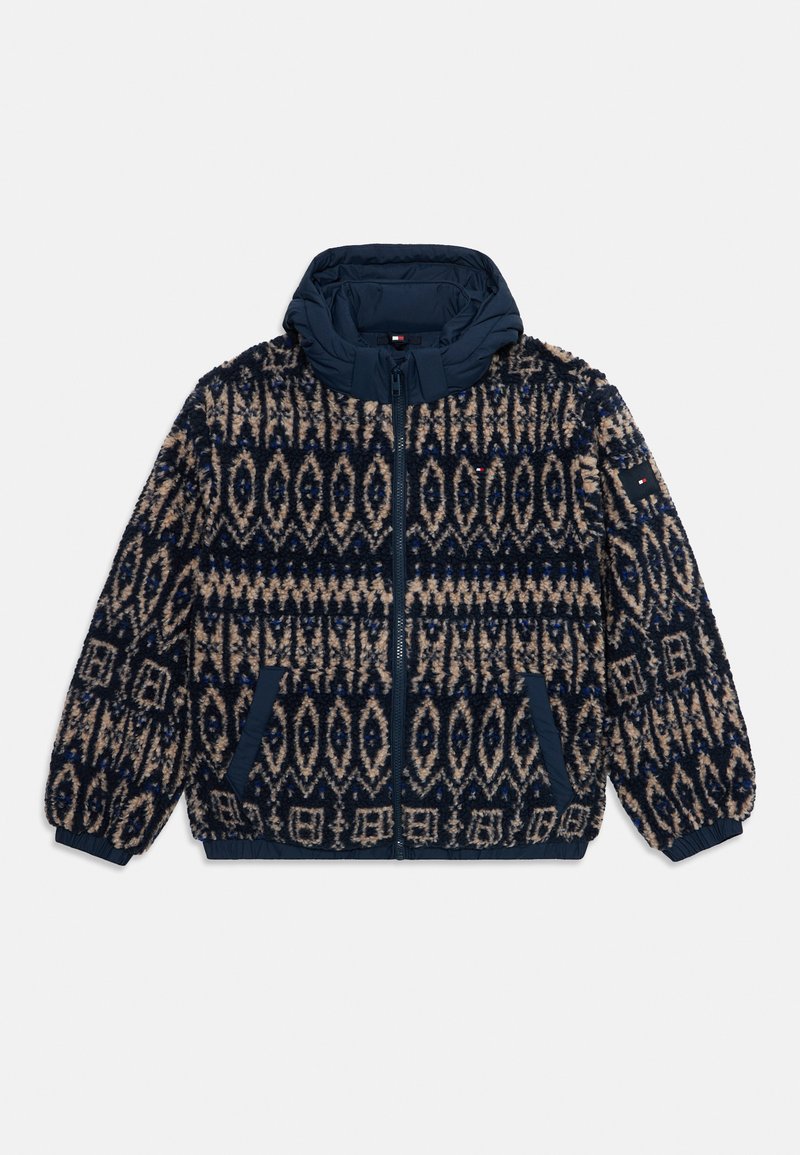 Jachetă din fleece cu un model geometric în nuanțe de navy, crem și albastru, având glugă, fermoar frontal și buzunare laterale. Material texturat.