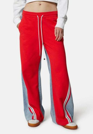 Pantaloni sportivi rossi con lati in denim azzurro chiaro, dettagli bianchi, vita con cordino e gamba larga. Texture liscia con una vestibilità comoda.