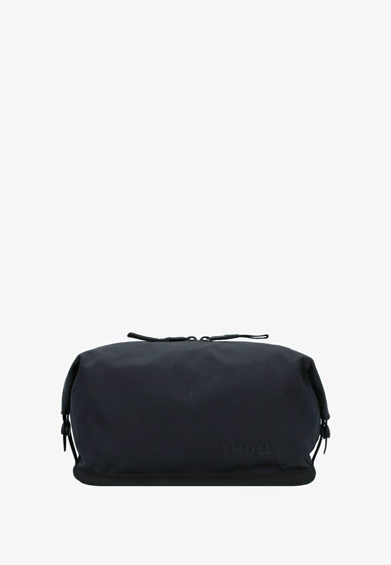 Funda de viaje suave rectangular negra con tiradores de doble cremallera y sutil logo de "Thule" en el lado frontal.
